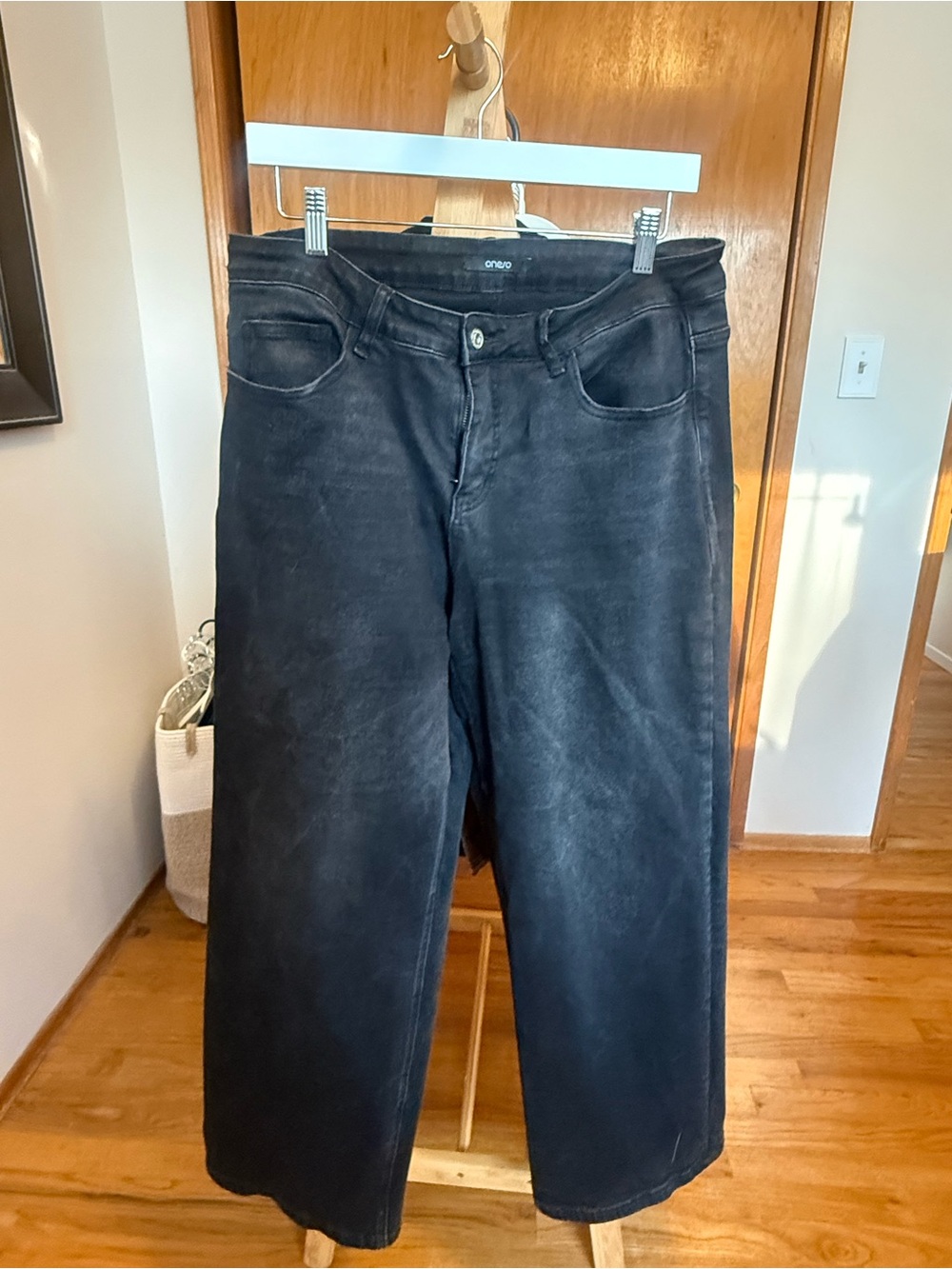 Women’s Relaxed Black Wide-Leg Jeans —